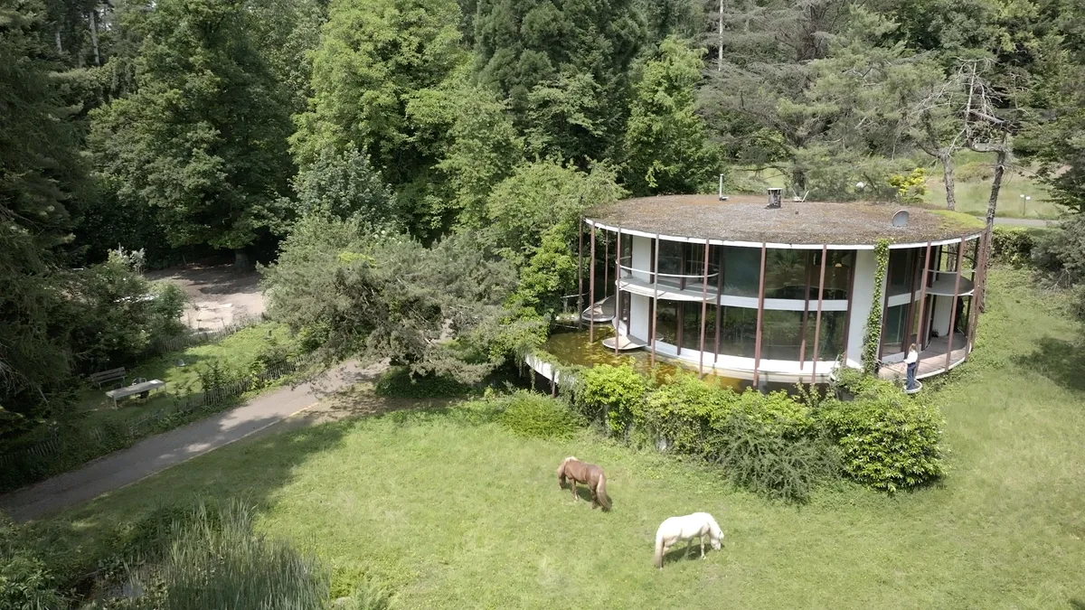 Man sieht ein Rundhaus von aussen.